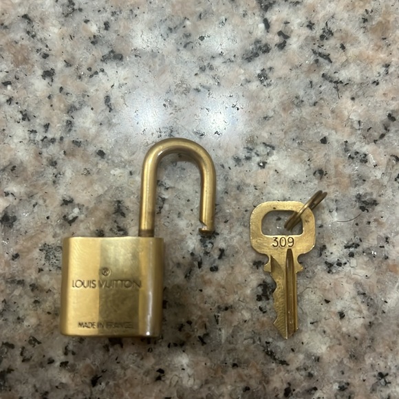 LV padlock - number 309 - Great shape - Picture 4 of 4
